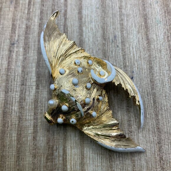 Vintage Gold Tone White Enamel Tropical Fish Pin Brooch - Picture 1 of 5